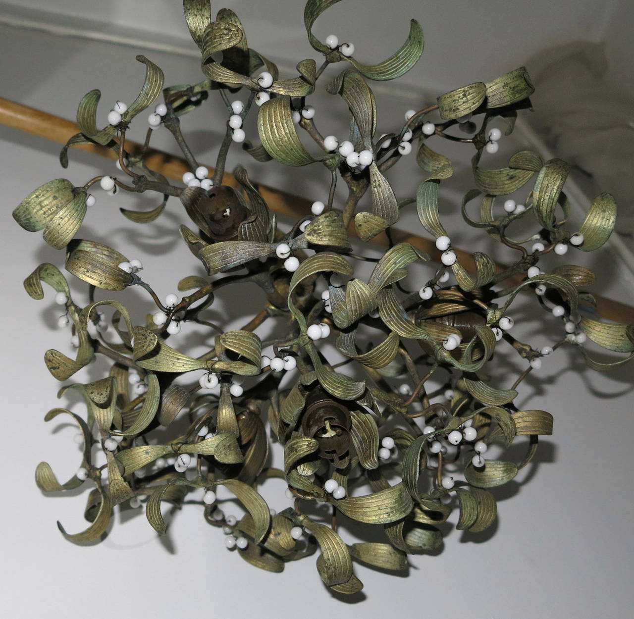 Polish Ball of Mistletoe Art Nouveau Bronze with Four Bulbs and Pearls Opaline For Sale 1