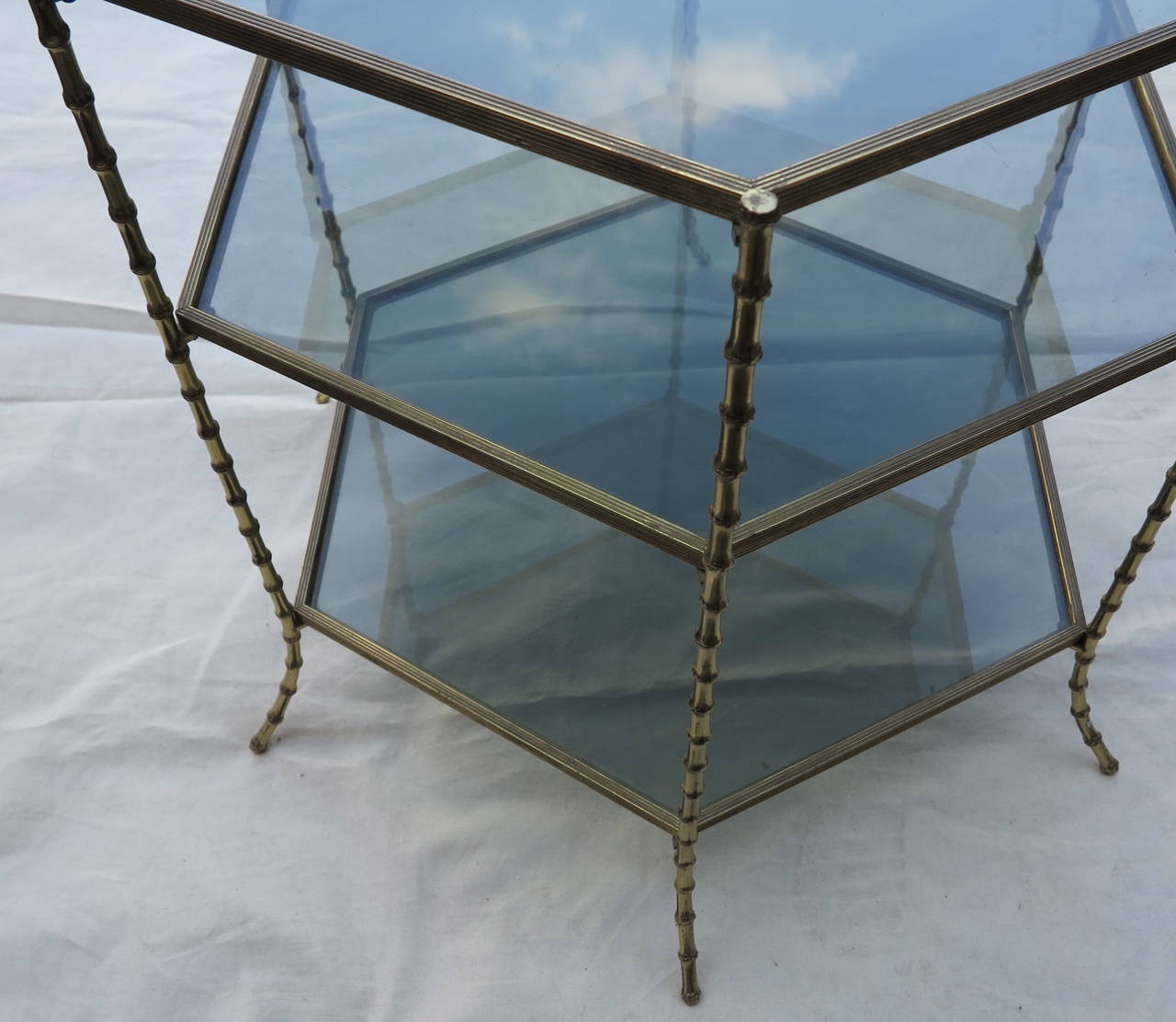 Français Modèle de table à piédestal hexagonal des années 1950,70  Bambou dans le style de la Maison Bagus en vente