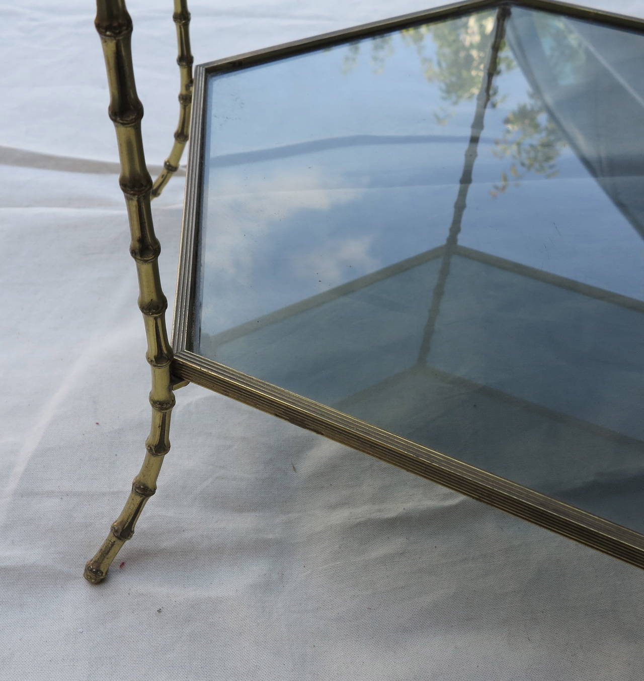 Art déco Modèle de table à piédestal hexagonal des années 1950,70  Bambou dans le style de la Maison Bagus en vente