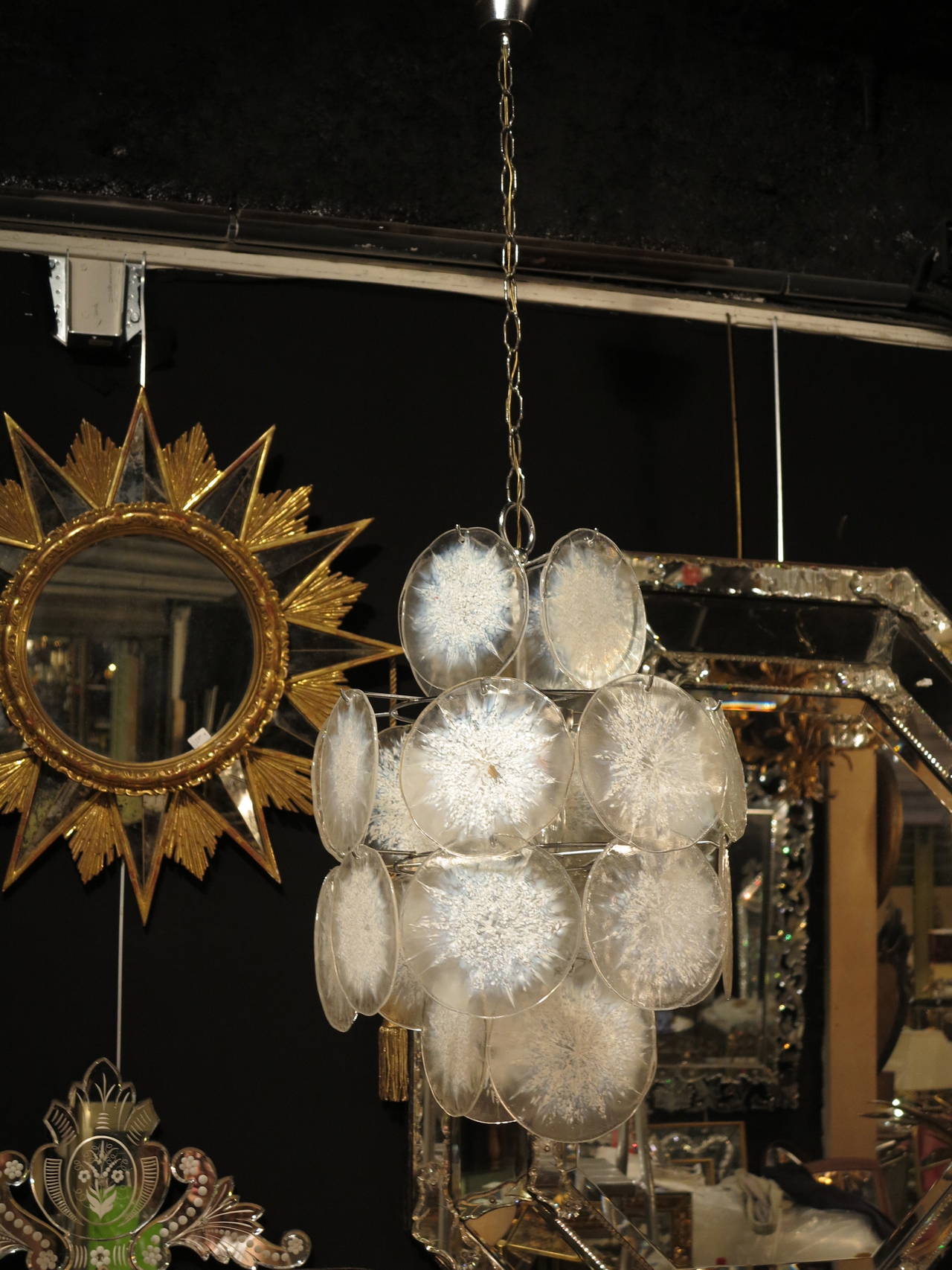 Italiano 1950-1970 Lampadario Vistosi, 24 Cristalli Opalescenti in vendita