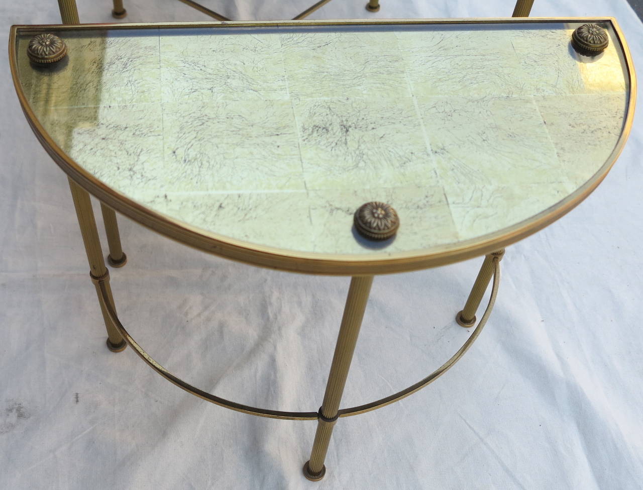 Coffee table in three parts with bronze structure and brass, trays in glass gilt with sheet, central part 61 X 50 cm and 2 ends 51 X 26, circa 1950-1970, good condition.