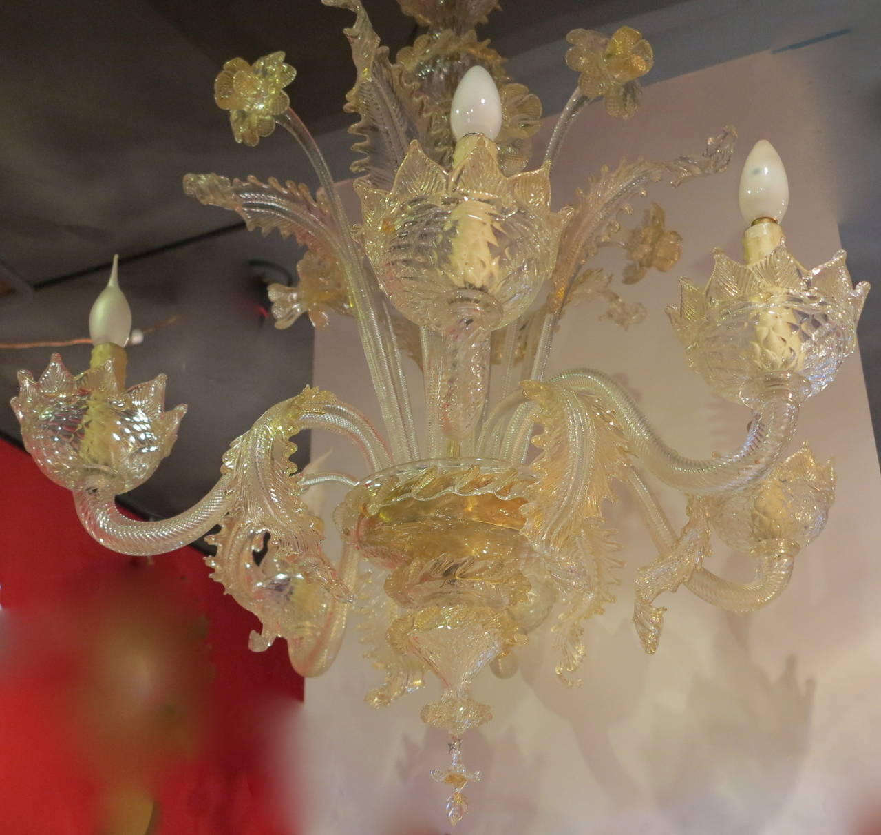Art déco Lustre de 127 cm avec accoudoirs à 6 lumières et appliques en cristal de Murano et or en vente