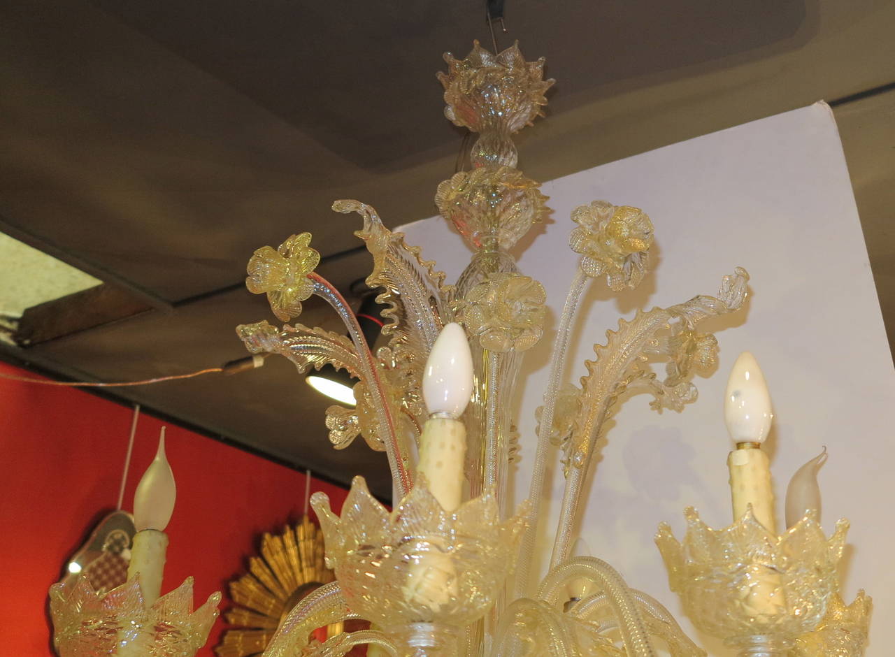 italien Lustre de 127 cm avec accoudoirs à 6 lumières et appliques en cristal de Murano et or en vente