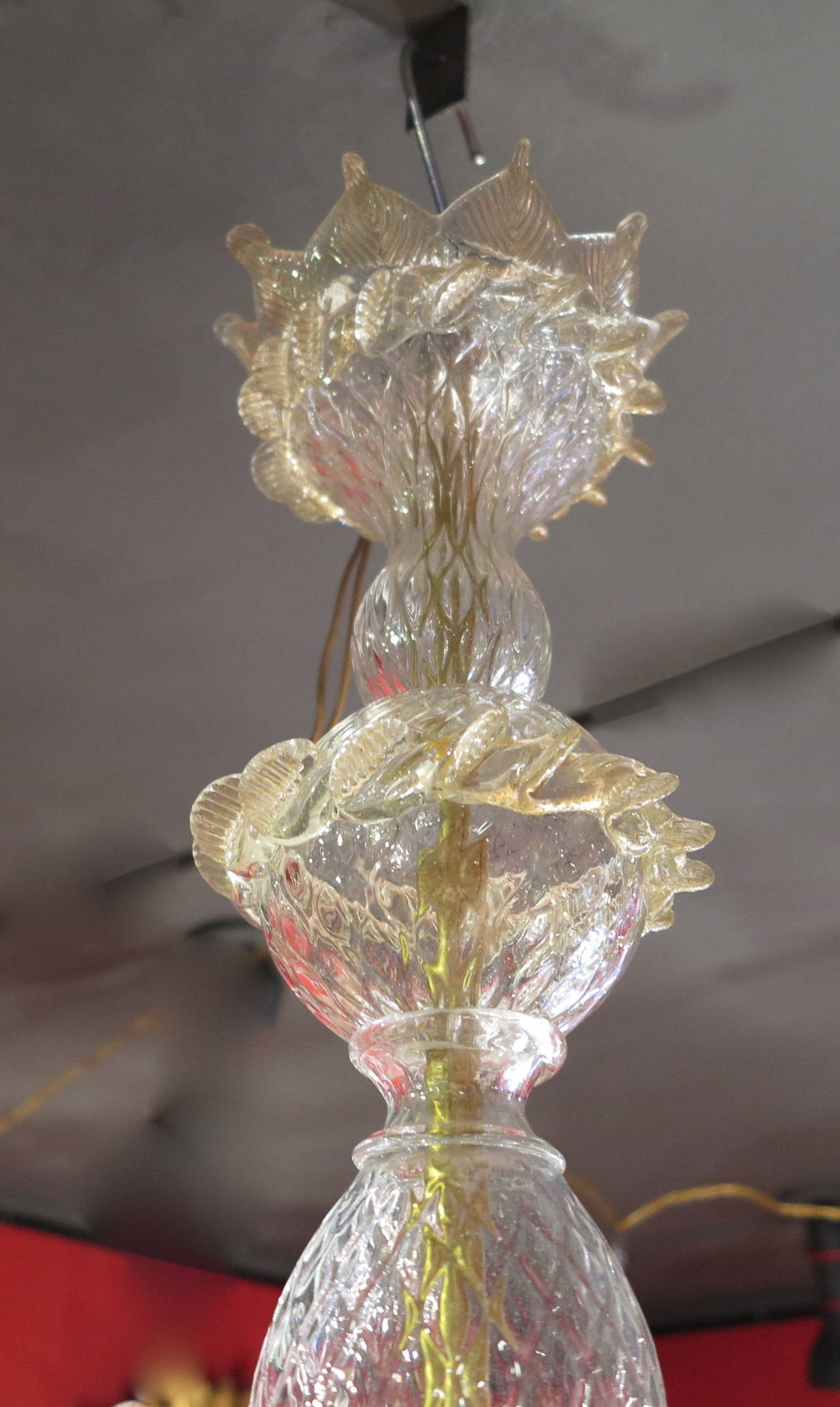Milieu du XXe siècle Lustre de 127 cm avec accoudoirs à 6 lumières et appliques en cristal de Murano et or en vente