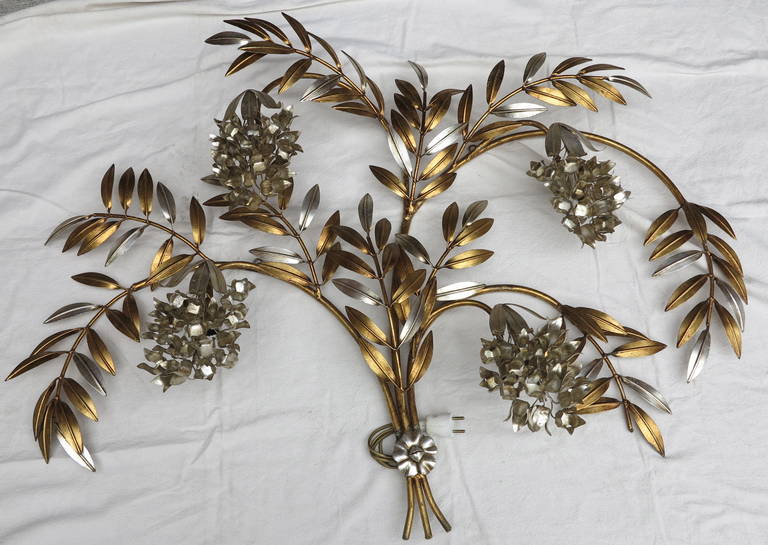 Sconce gold and silver iron, four dismantled lamps illuminating the wisteria, good condition, circa 1970.