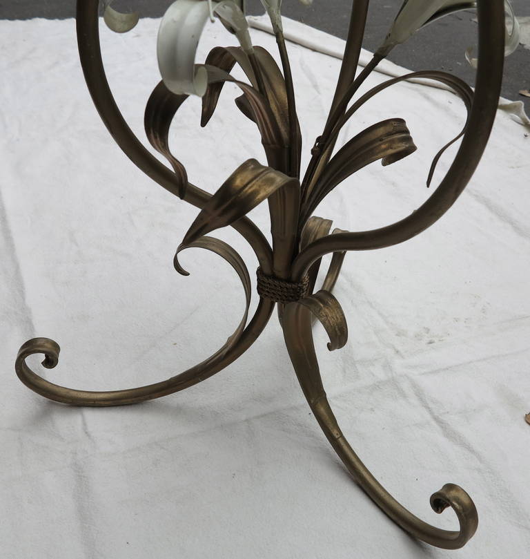 Pedestal with Lilies In Good Condition In Paris, FR