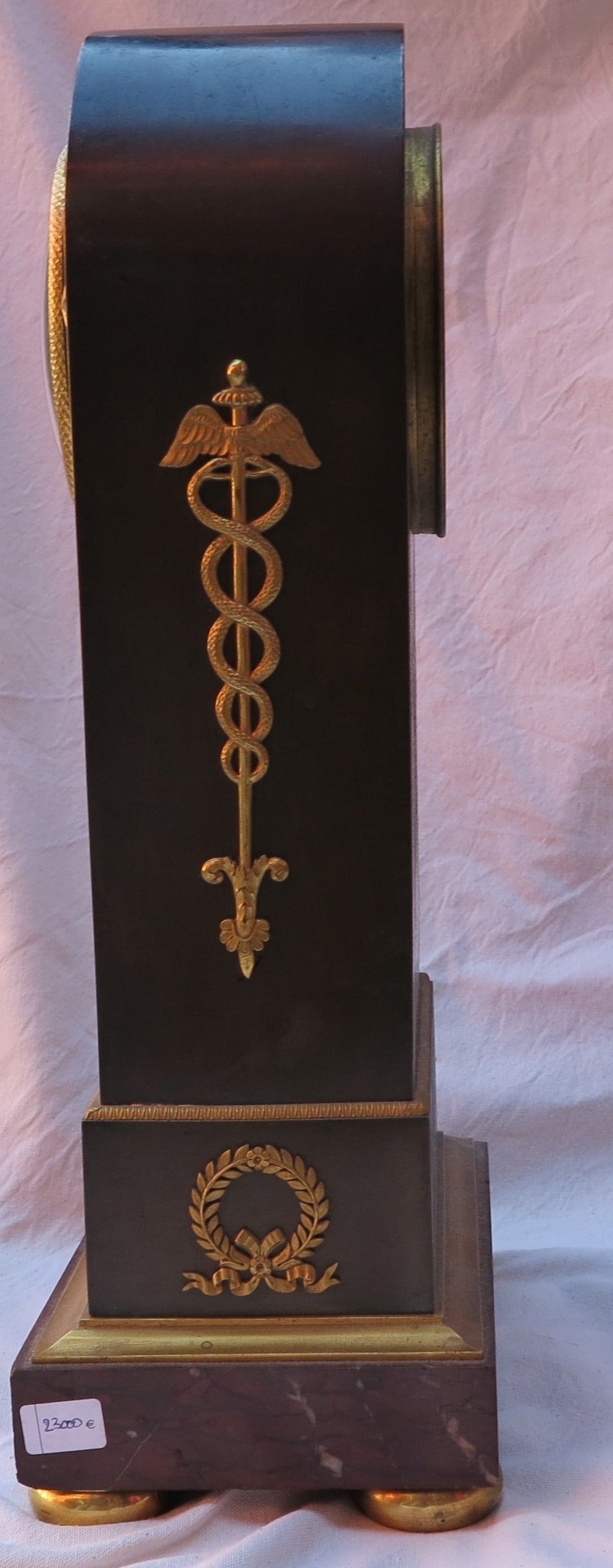 Français Le répertoire des horloges d'époque 1795 avec Ouroboros en bronze bicolore a été réalisé en en vente
