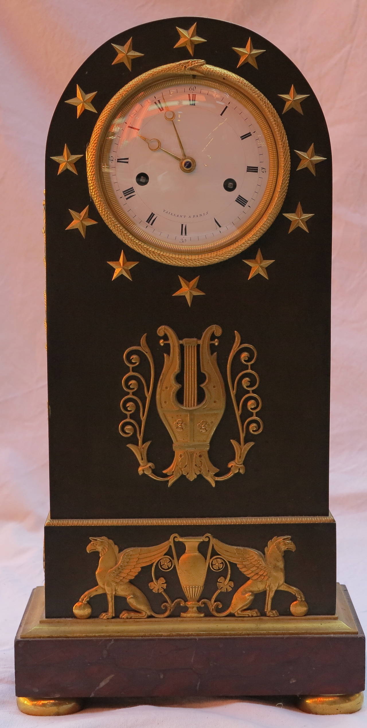 Fin du XVIIIe siècle Le répertoire des horloges d'époque 1795 avec Ouroboros en bronze bicolore a été réalisé en en vente