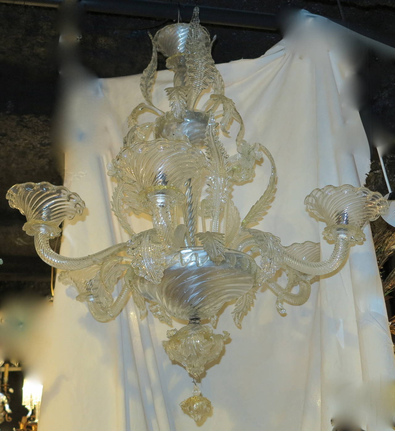 Chandelier crystal  good condition  circa on 1950-1970, 6 flowers and 27 leaves.