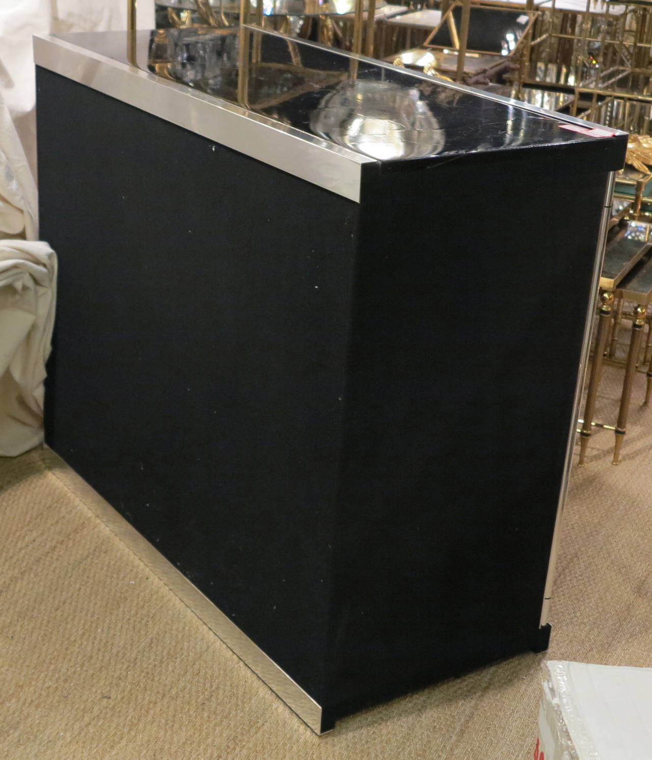 Sideboard with 2 smoked glass doors, handles in belt and support chrome-plated metal, tray marble lacquered black, the side and back  are covered with black  lightweight felt good condition, circa on 1980