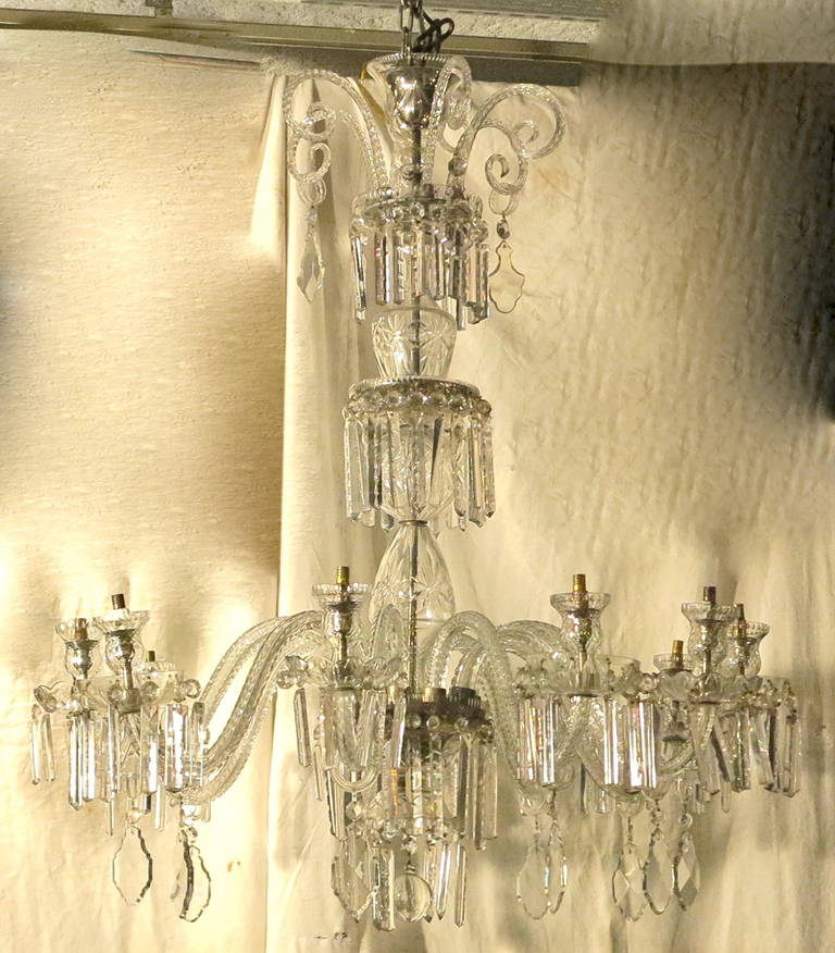 Lustre en cristal avec pendentifs et richement décoré en état d'usage circa 1890