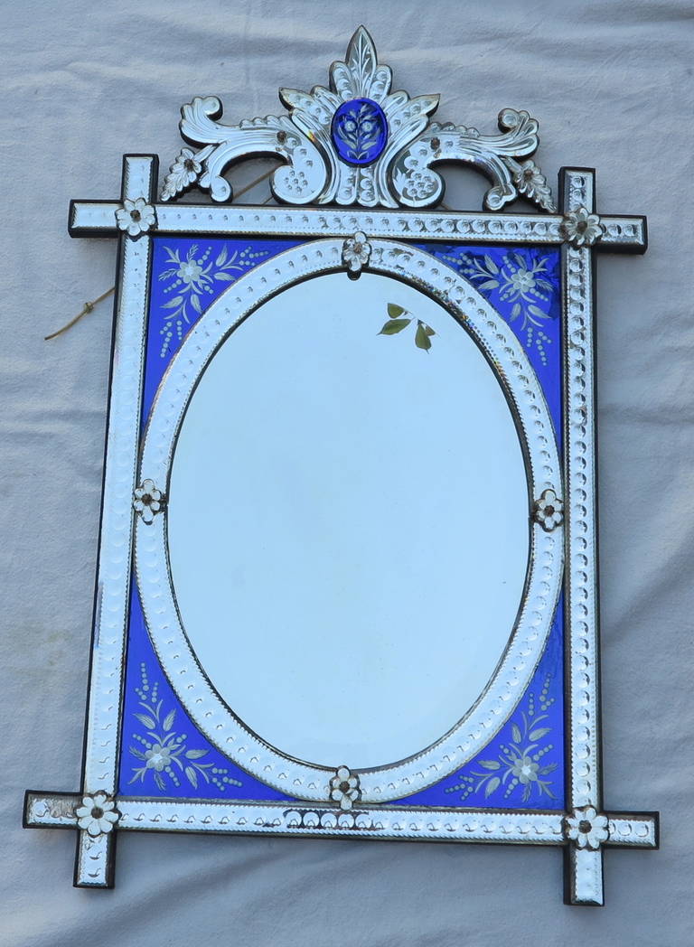 Oval Venitian mirror beveled with a frame of blue glass
Good condition,original circa 1880/1900