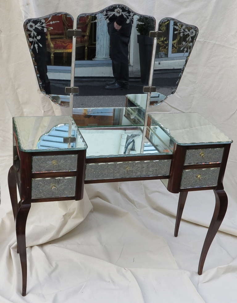 Decorated with guilloche engraved mirrors dressing table, shelf height 73 cm wood studs tinted mahogany.
With small imperfections circa 1950-1960