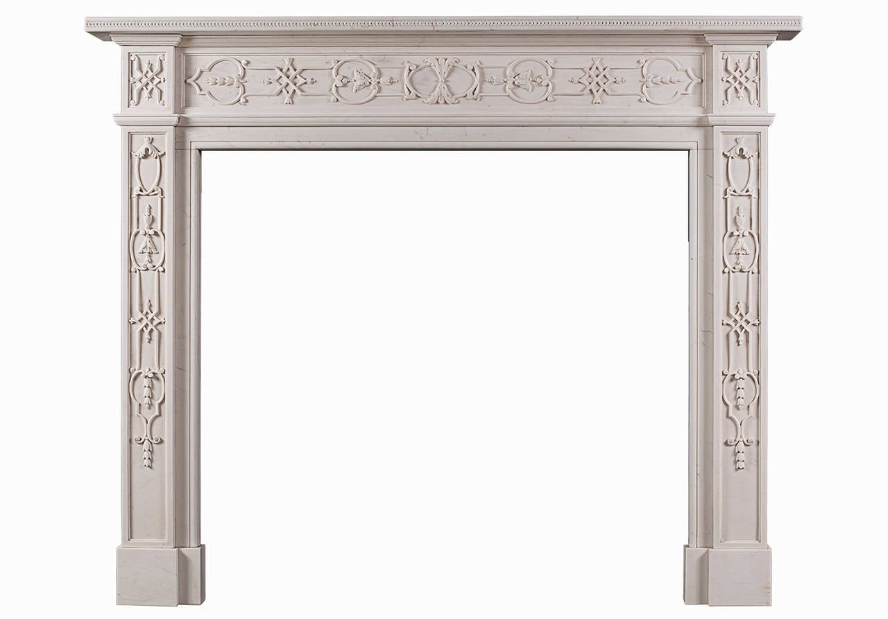 Une belle cheminée en marbre blanc sculpté de style du milieu du XVIIIe siècle. Les sculptures nettes et fluides de la frise et des jambages rappellent la Chinoiserie de Thomas Chippendale (1718-1779) au milieu du XVIIIe siècle.

Mesures : 
Largeur