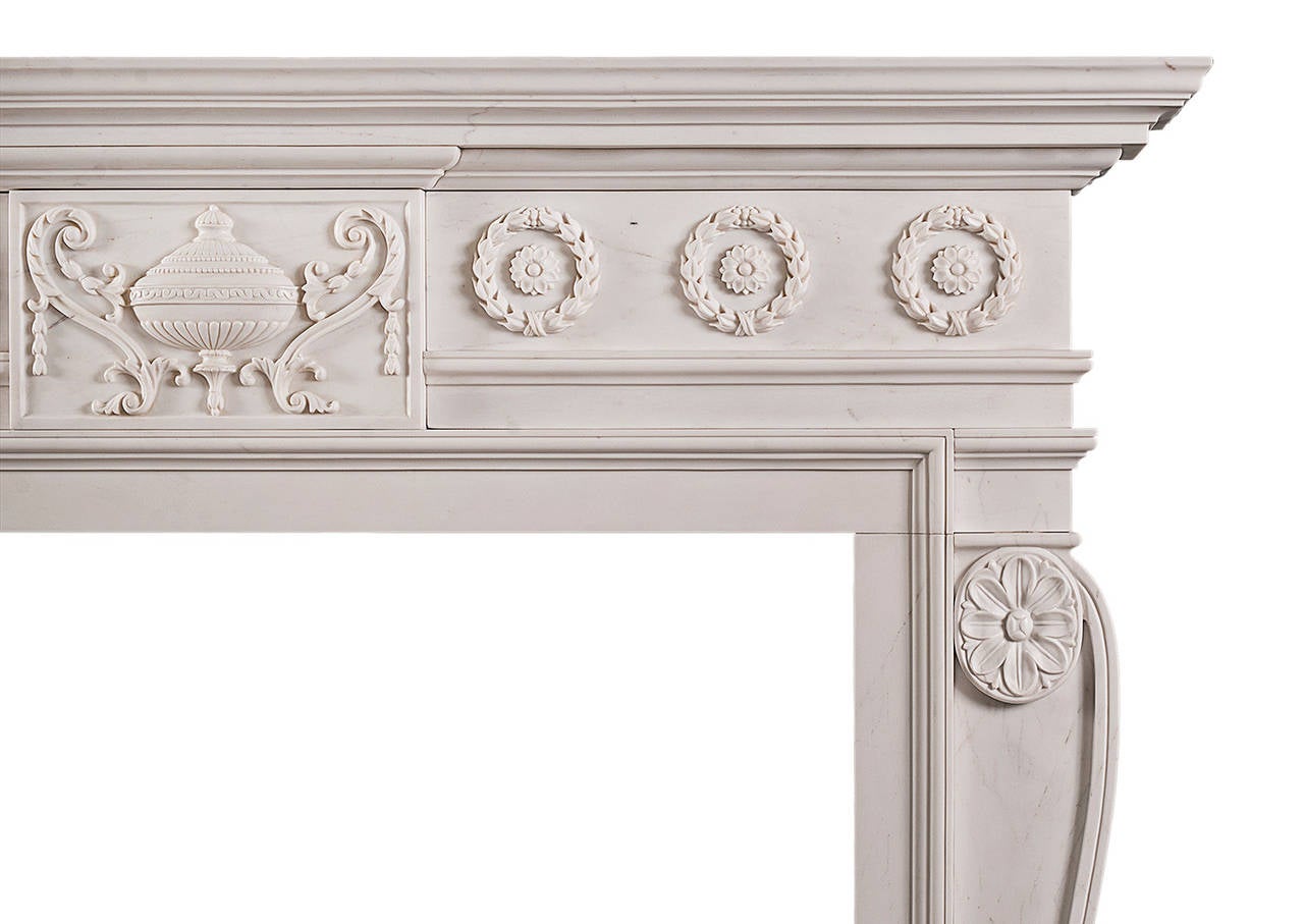 Georgien Cheminée sculptée de style fin Géorgien en marbre blanc en vente