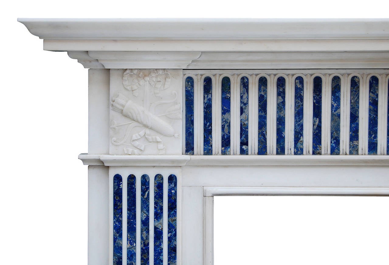 Repisa de chimenea de mármol azul princesa con incrustaciones y estatuaria inglesa Jorge III en venta