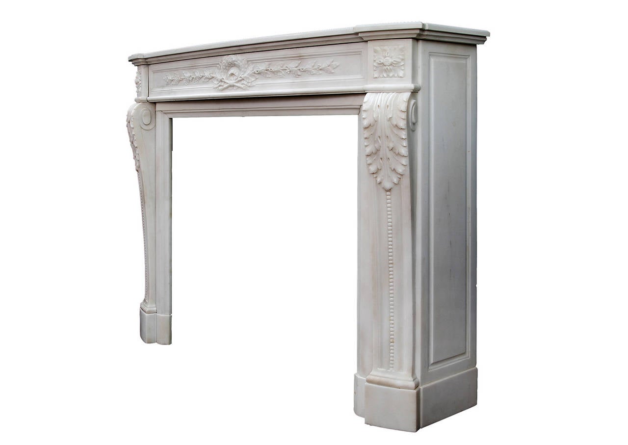 French Louis XVI Style Statuary Marble Chimneypiece Mantel In Good Condition In London, GB