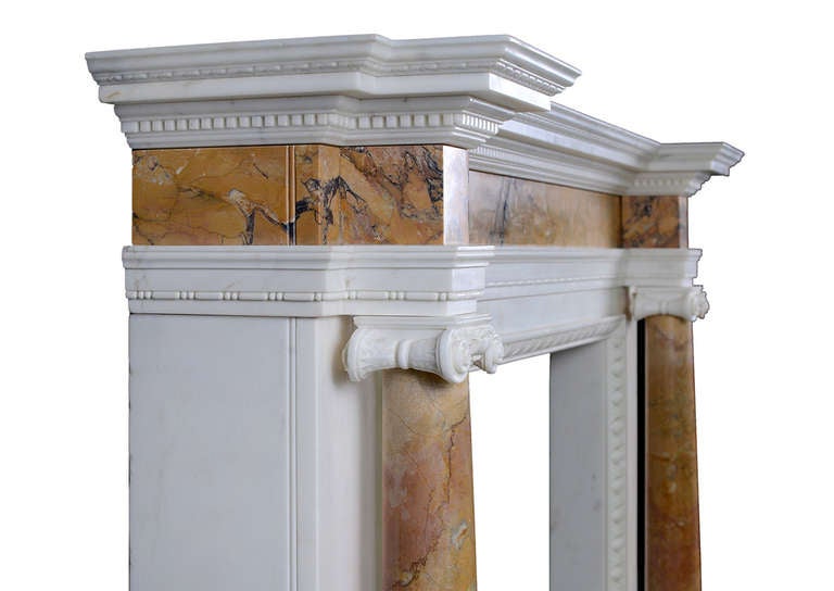 Britannique Cheminée anglaise George II en marbre statuaire de Sienne et Sienne en vente