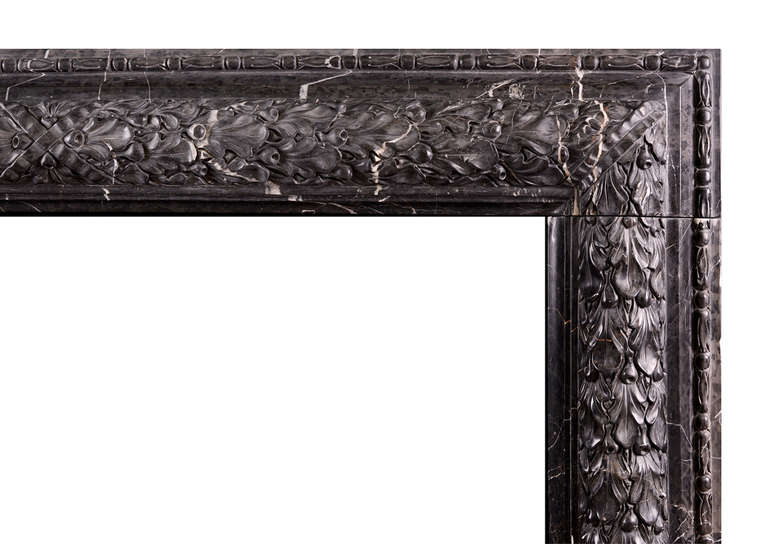 Une élégante et discrète cheminée moulée à boudin Nero Marquina avec un décor de feuilles de chêne sculptées et un ruban central à bandes croisées. Copie d'un original d'époque. Canously peut être fabriqué à n'importe quelle taille dans différents