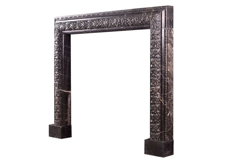 Britannique Élégante cheminée à boudin sculptée en marbre Nero Marquina en vente
