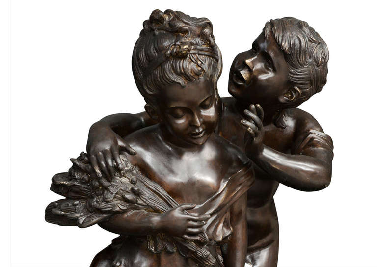 Una fusione in bronzo della metà del XIX secolo di un ragazzo e una ragazza classici. La ragazza tiene un covone di grano, la base è decorata con fogliame. Intitolato 
