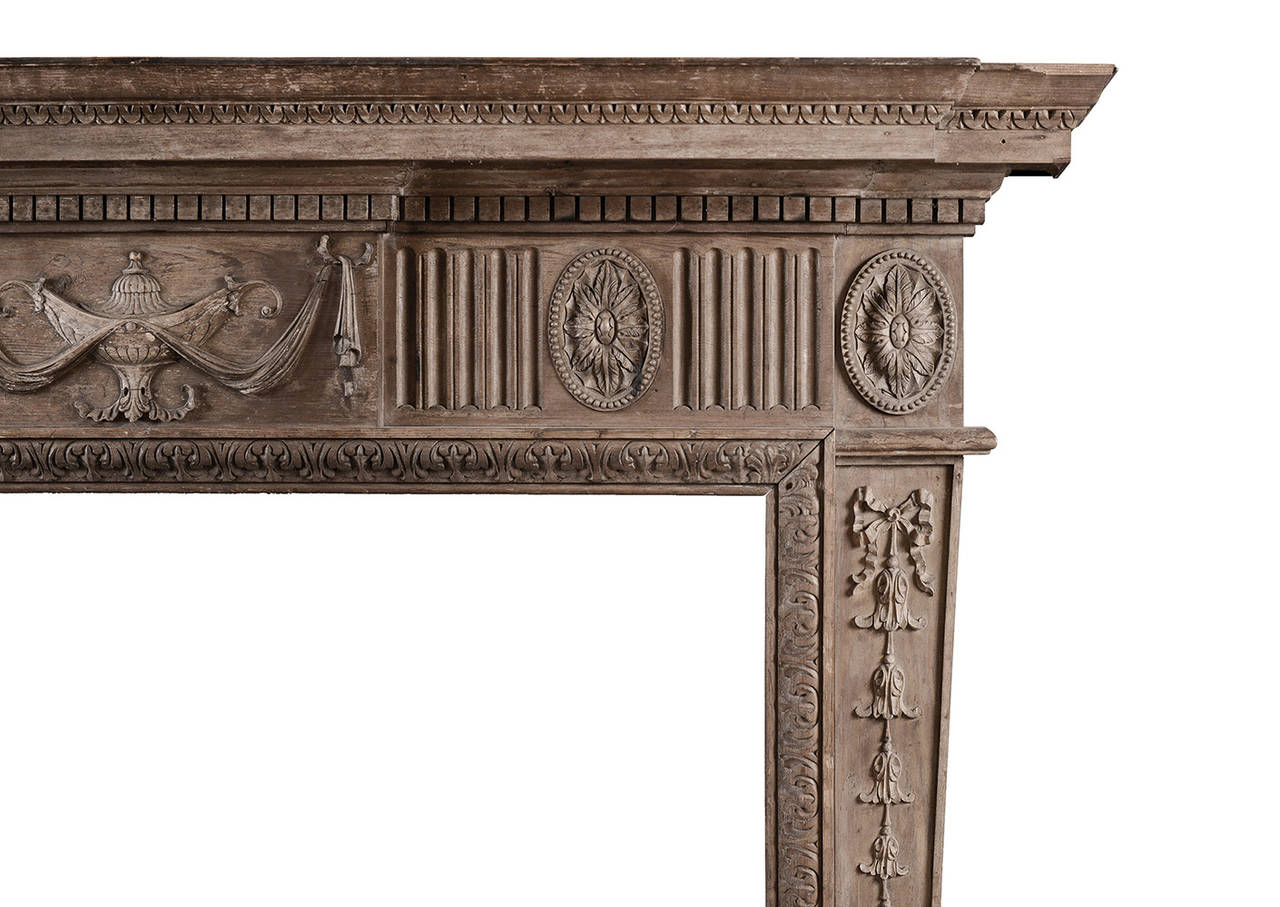 Néoclassique Cheminée néoclassique en pin avec urne sculptée en vente
