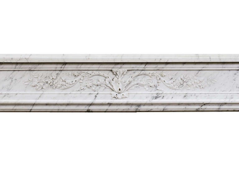 18th Century French Louis XVI Fireplace Mantel in Veined Statuary Marble In Good Condition For Sale In London, GB