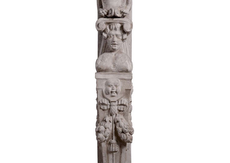 italien Très grande cheminée Renaissance en pierre sculptée du 19e siècle en vente