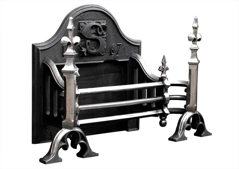 Mid-19th Century Neo-Gothic Cast Iron Fire Grate For Sale 1