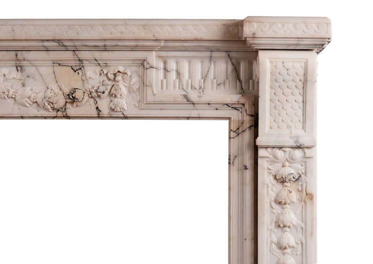 Français Cheminée française du 19ème siècle de style Louis XVI en marbre Pavonazza clair en vente