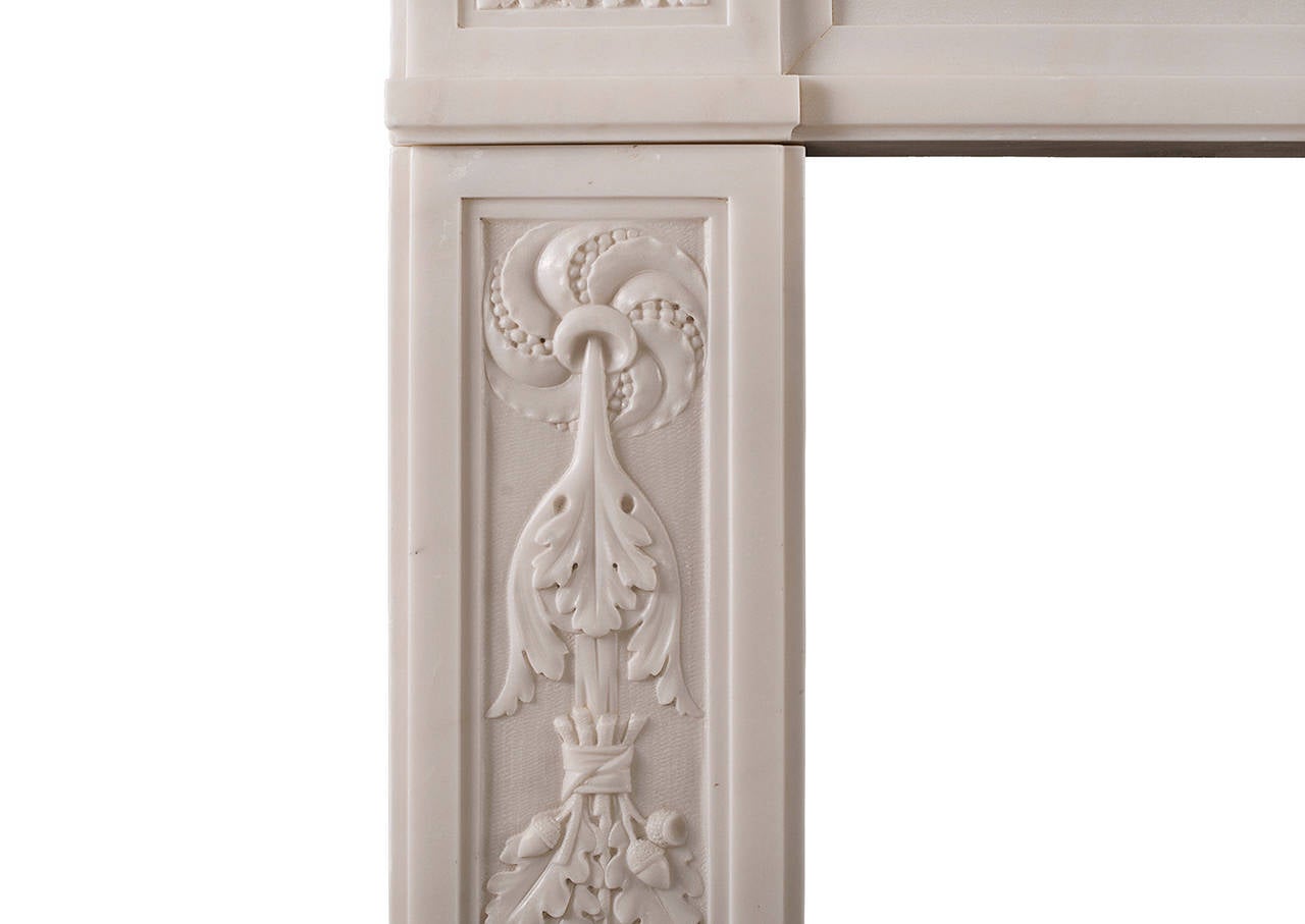 Repisa de chimenea antigua francesa Luis XVI finamente tallada en Bueno estado para la venta en London, GB