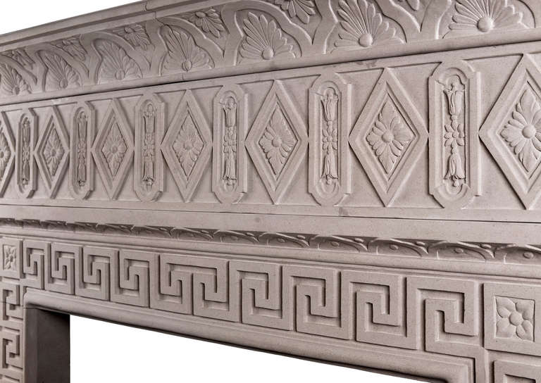 Gran repisa de chimenea italiana de piedra al estilo del siglo XVIII Italiano en venta