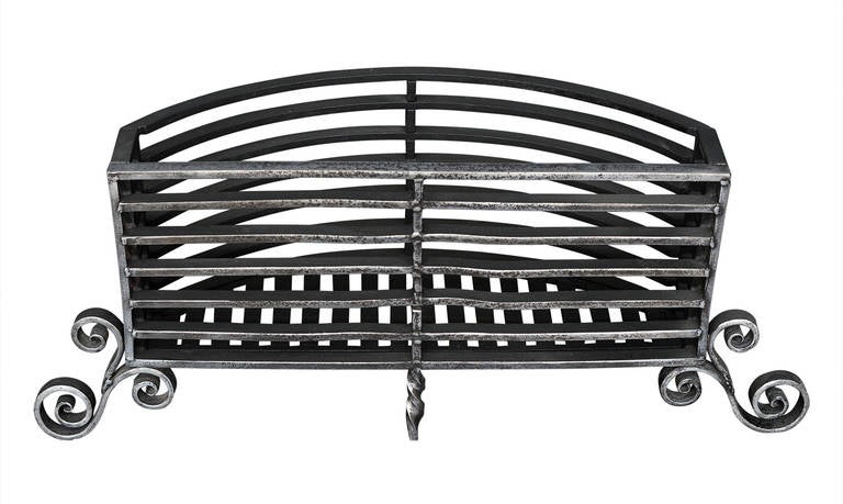 Une grande grille de cheminée en fer forgé poli. La façade plate avec une zone de combustion arrondie derrière et des pieds à volutes en dessous. Convient à une grande surface de combustion, accepte les grosses bûches.

Largeur à l'avant :	1100 mm  