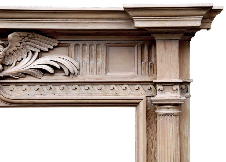 Neoklassischer englischer Kaminsims des 19. Jahrhunderts mit geschnitztem Adler in der Mitte (Britisch) im Angebot