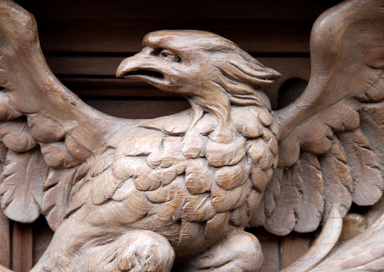 Neoklassischer englischer Kaminsims des 19. Jahrhunderts mit geschnitztem Adler in der Mitte im Zustand „Gut“ im Angebot in London, GB