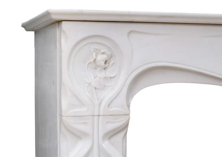 Français Cheminée française Art Nouveau en marbre statuaire en vente