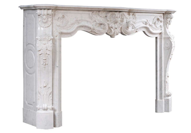 XIXe siècle Cheminée française de style Louis XV en marbre de Carrare clair en vente