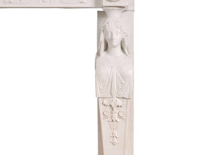 Eine seltene englische Regency-Statuette aus Marmor aus dem 19. Die fein geschnitzten Karyatiden an den Pfosten werden von Rosettenpaternen gekrönt, der Fries ist mit fein geschnitzten Masken und Blattwerk geschmückt, die Mitteltafel zeigt fein