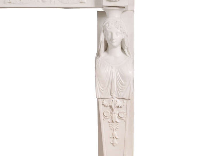 Rara mensola in marmo statuario inglese del XIX secolo. Le cariatidi finemente intagliate sugli stipiti sono sormontate da patere a rosetta, il fregio con maschere e fogliame delicatamente intagliati e il pannello centrale con Putti delicatamente