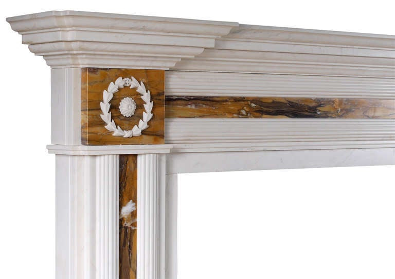 Regency Cheminée de style Régence en marbre blanc et Sienne en vente