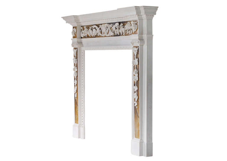 Marbre Cheminée anglaise de style George II en marbre blanc avec incrustation de Sienne en vente