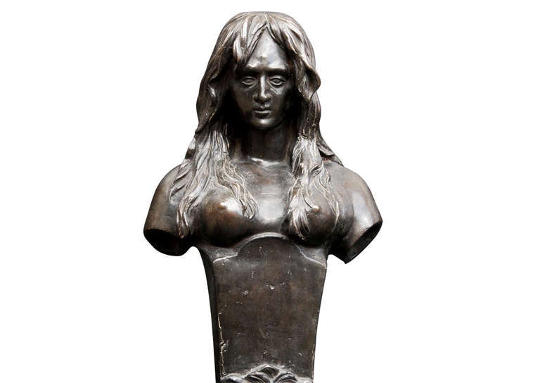 Ein Paar großer patinierter Bronzefiguren aus der italienischen Renaissance. Die sich verjüngenden Schäfte mit Büsten von Jungfrauen, Löwenmasken mit Girlande, flankiert von Putten auf gerollten Sockeln, 19. Sehr gute Qualität.

Maßnahmen:
Höhe:	955