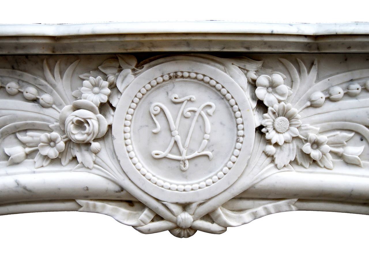 Französischer Kaminsims aus Carrara-Marmor im Louis-XIV-Stil im Zustand „Gut“ im Angebot in London, GB