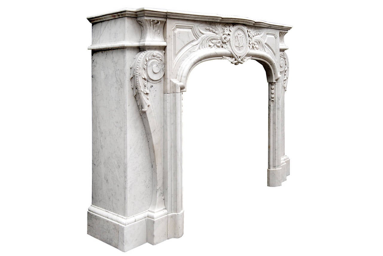 French, Louis XIV Style Carrara Marble Fireplace Mantel In Good Condition For Sale In London, GB