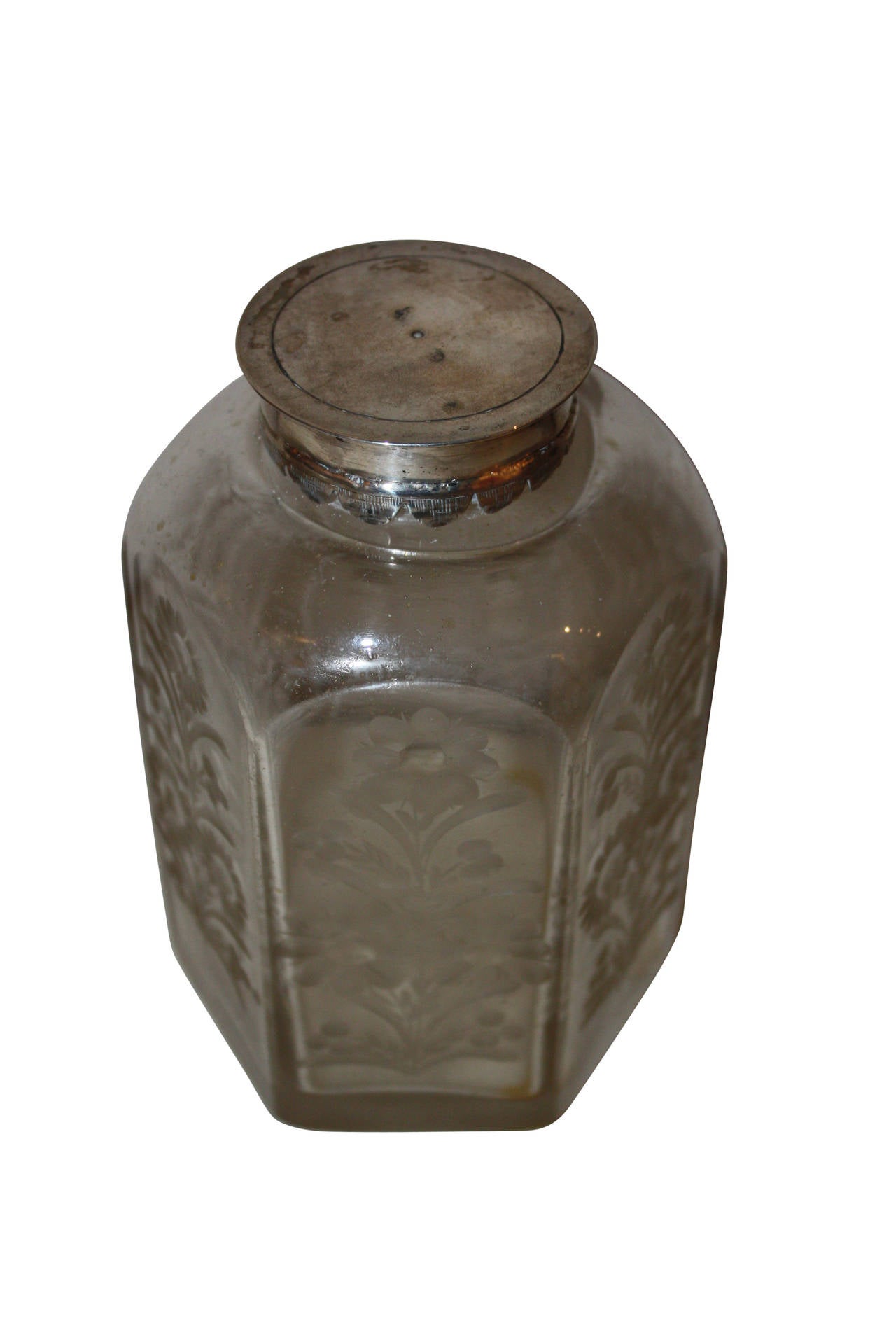 Buriné Flasque en verre du 18ème siècle avec couvercle en argent en vente
