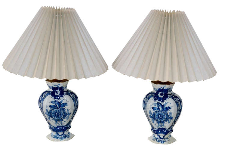 Très belle paire de lampes Rococo d'environ 1750, fabriquées à partir de deux vases Rococo en faïence.