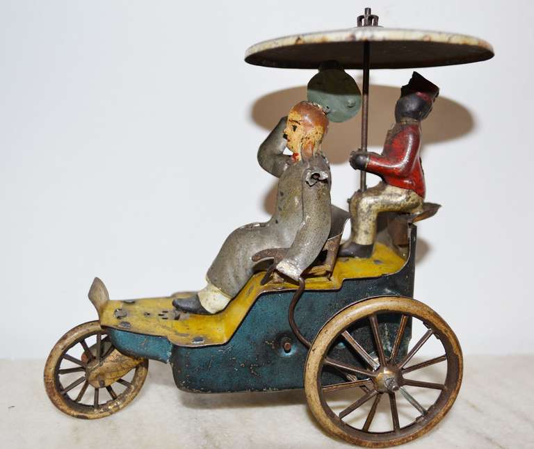Sehr schönes und lustig aussehendes mechanisches Spielzeug von Lehmann aus der Zeit um 1920, mit kolonialem Thema.

Strauß ist verkauft.