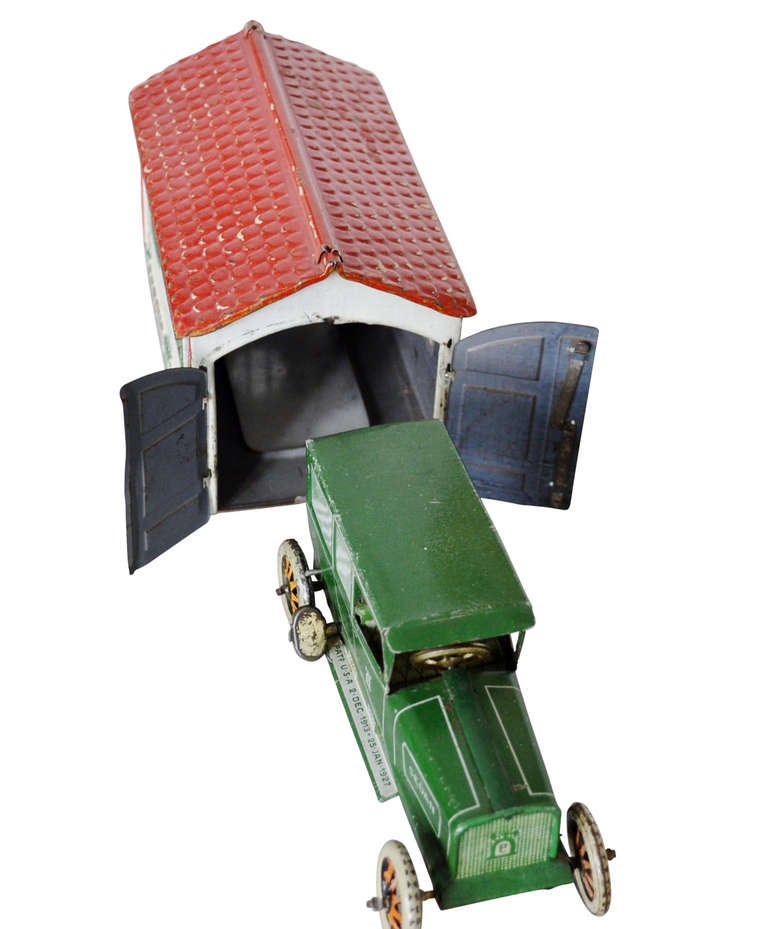 Great Green Sedan with its own Garage, from Lehmann toys. The car sometimes work, but it has got and issue with the spiralwire, but with a bit of patience you can make it work and proberbly also rewire it.