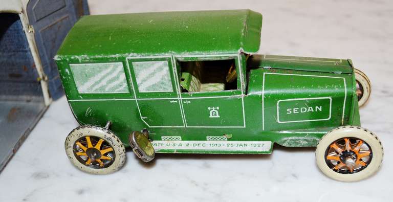 20th Century Green Lehmann Toy Sedan with its Garage In Good Condition In Copenhagen, K