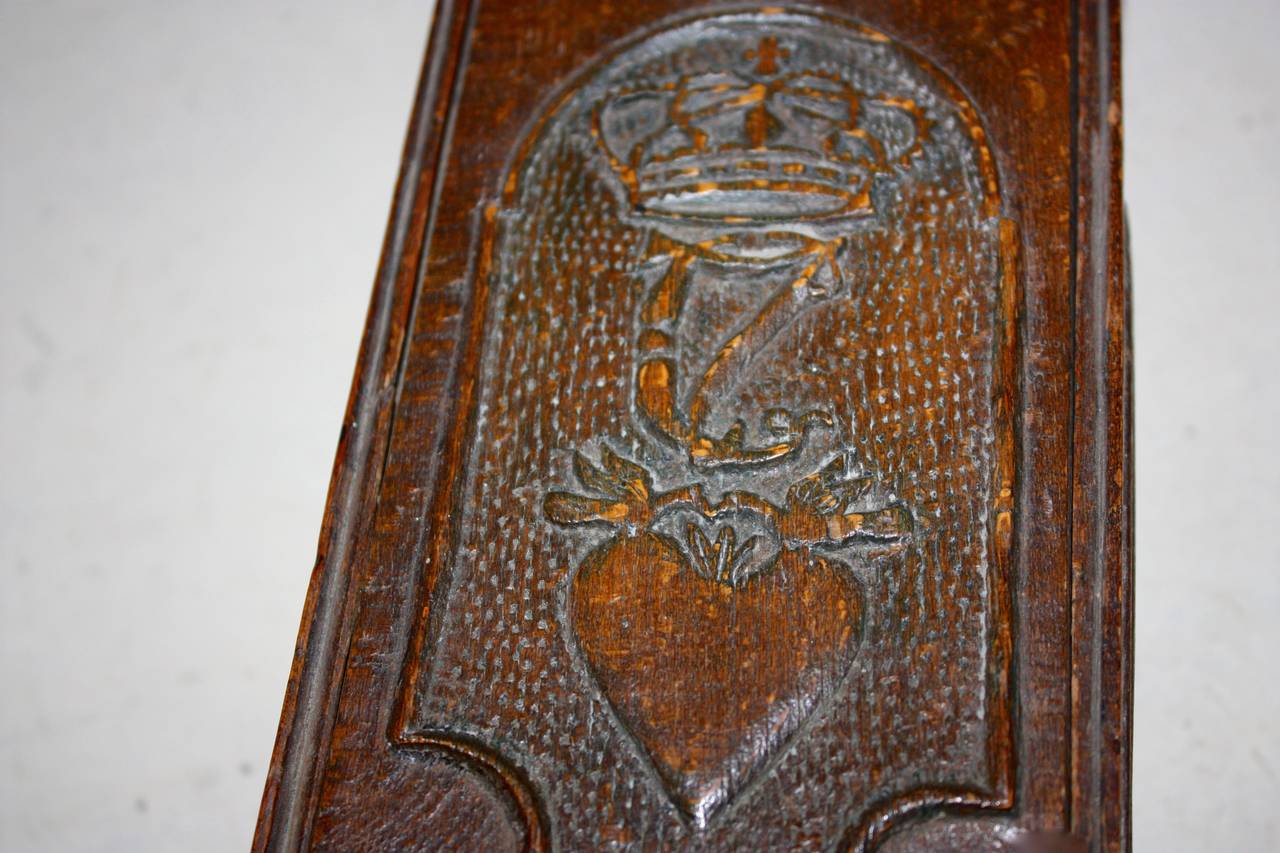 Caja de madera bellamente tallada con la inscripción tallada del rey Cristián VII, y anno 1780.